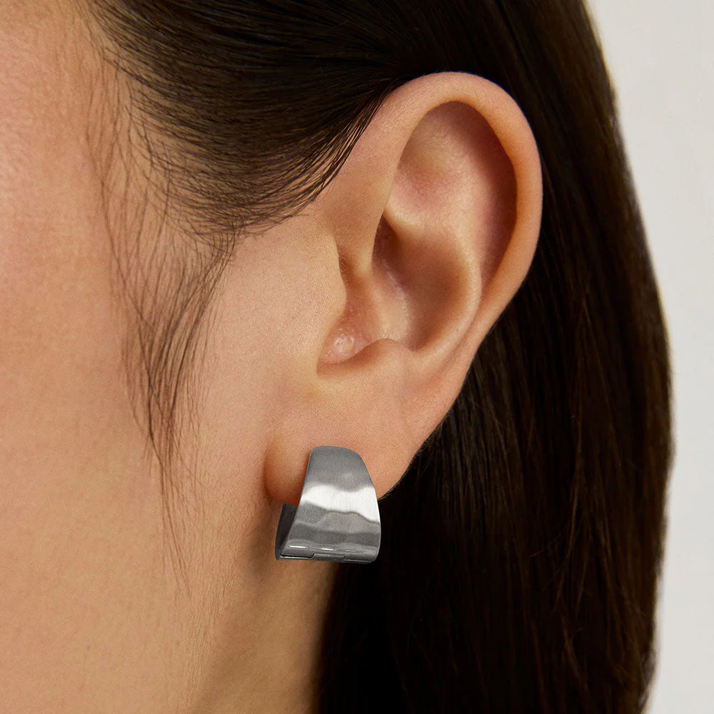 Nomad Mara Huggie Hoops
